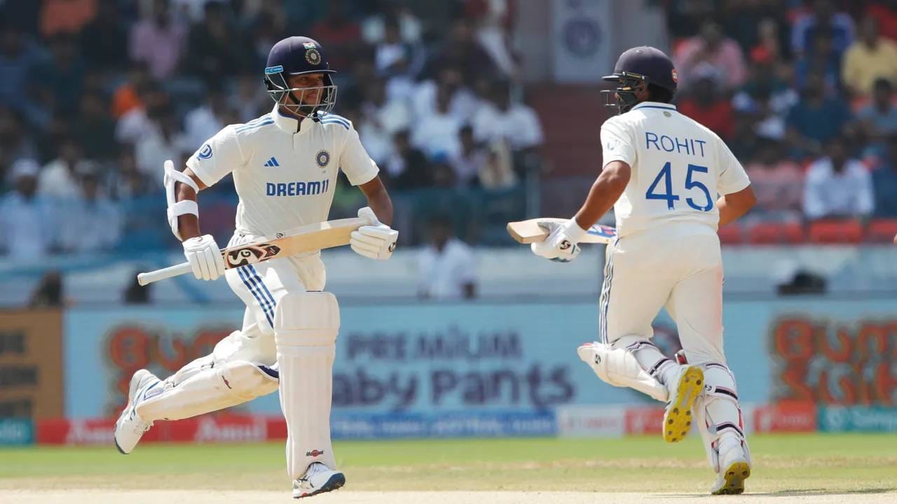 भारताचा कसोटी संघ: रोहित शर्मा (कर्णधार), शुबमन गिल, यशवी जयस्वाल, श्रेयस अय्यर, केएस भरत (यष्टीरक्षक), ध्रुव जुरेल (यष्टीरक्षक), रविचंद्रन अश्विन, अक्षर पटेल, कुलदीप यादव, मोहम्मद सिराज, मुकेश कुमार, जसप्रीत बुमराह , सरफराज खान, वॉशिंग्टन सुंदर, सौरभ कुमार, आवेश खान.