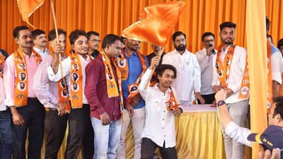 एकाच दिवसात चार पक्षांना खिंडार, कोणत्या पक्षातील पदाधिकारी फुटले?, सर्वांचा विश्वास फक्त...