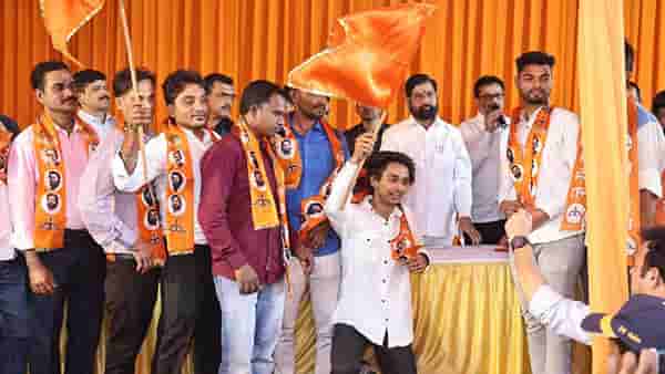 एकाच दिवसात चार पक्षांना खिंडार, कोणत्या पक्षातील पदाधिकारी फुटले?, सर्वांचा विश्वास फक्त...