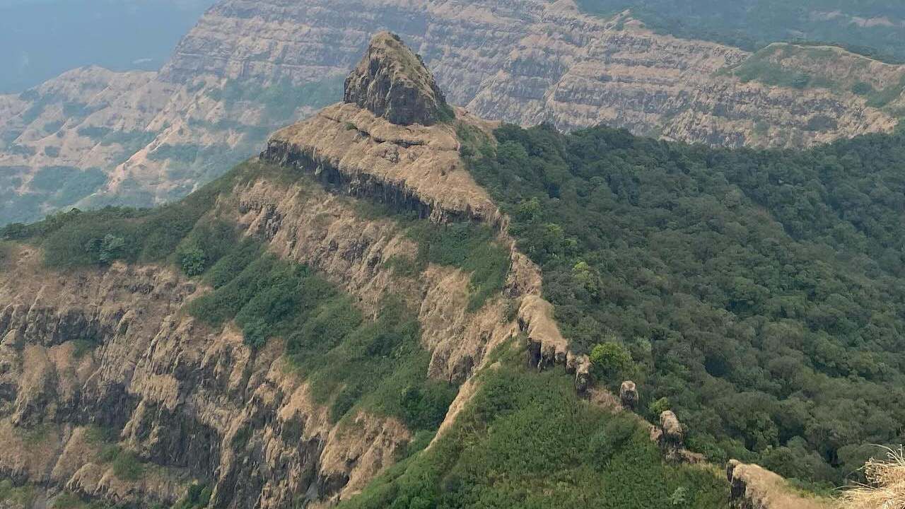 ट्रेकर्सचे पाय कितीही थकले असले तरी भविष्यात कोणता गड सर करायचा याची प्लॅनिंग सतत सुरूच असते. ट्रेकर्सना खुणावणारा आणि निसर्गाचा मनमुराद आनंद लुटता येईल असा किल्ला म्हणजे वासोटा. (फोटो सौजन्य- इन्स्टाग्राम/ आदित्य चव्हाण)
