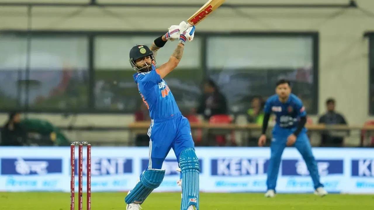 IND vs AFG | Virat Kohli ने क्लास दाखवला, फक्त 16 चेंडूत 3 दिग्गजांना दिलं उत्तर, VIDEO IND vs AFG | Virat Kohli ने क्लास दाखवला, फक्त 16 चेंडूत 3 दिग्गजांना दिलं उत्तर, VIDEO