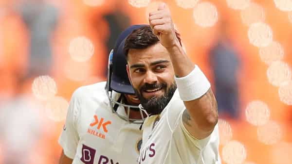2023 या वर्षाच्या शेवटी विराट कोहलीने अर्धशतक झळकावत निरोप दिला. चौथ्या क्रमांकावर फलंदाजी करताना विराट कोहलीने 82 चेंडूत 1 षटकार आणि 12 चौकारांच्या मदतीने 76 धावा केल्या. यासह त्याने 2023 वर्षात दोन हजार धावांचा टप्पा ओलांडला आणि कुमार संगकाराचा विक्रम मोडीत काढला. आता नववर्षाच्या सुरुवातीला एका विक्रमाच्या वेशीवर आहे.