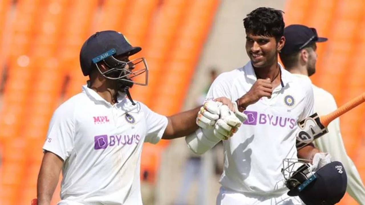 वॉशिंग्टन सुंदर: रवींद्र जडेजाच्या जागी वॉशिंग्टन सुंदरची अष्टपैलू म्हणून निवड होऊ शकते. सुंदरने टीम इंडियासाठी आतापर्यंत 4 कसोटी सामने खेळले आहेत. त्याने 6 विकेट आणि 96 धावा केल्या आहेत. अष्टपैलू खेळाडू म्हणून विचार केला तर सुंदरला संधी मिळू शकते.