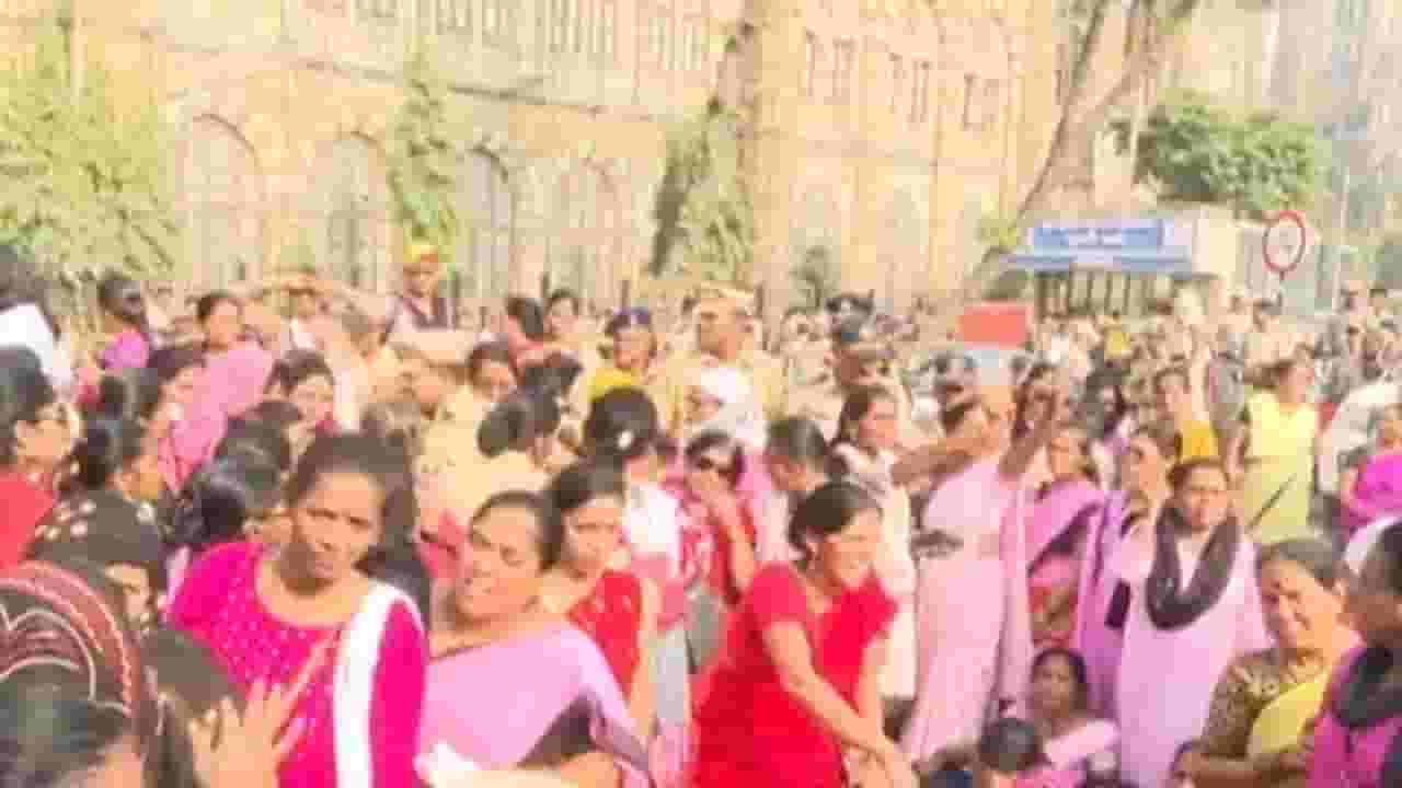 आझाद मैदानाबाहेर अंगणवाडी सेविका आक्रमक, रस्त्यावर उतरून धरणं आंदोलन अन् घोषणाबाजी आझाद मैदानाबाहेर अंगणवाडी सेविका आक्रमक, रस्त्यावर उतरून धरणं आंदोलन अन् घोषणाबाजी