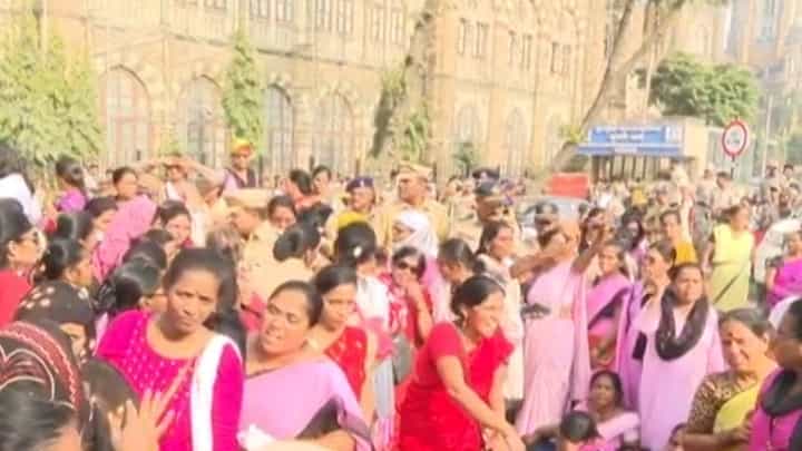 आझाद मैदानाबाहेर अंगणवाडी सेविका आक्रमक, रस्त्यावर उतरून धरणं आंदोलन अन् घोषणाबाजी आझाद मैदानाबाहेर अंगणवाडी सेविका आक्रमक, रस्त्यावर उतरून धरणं आंदोलन अन् घोषणाबाजी