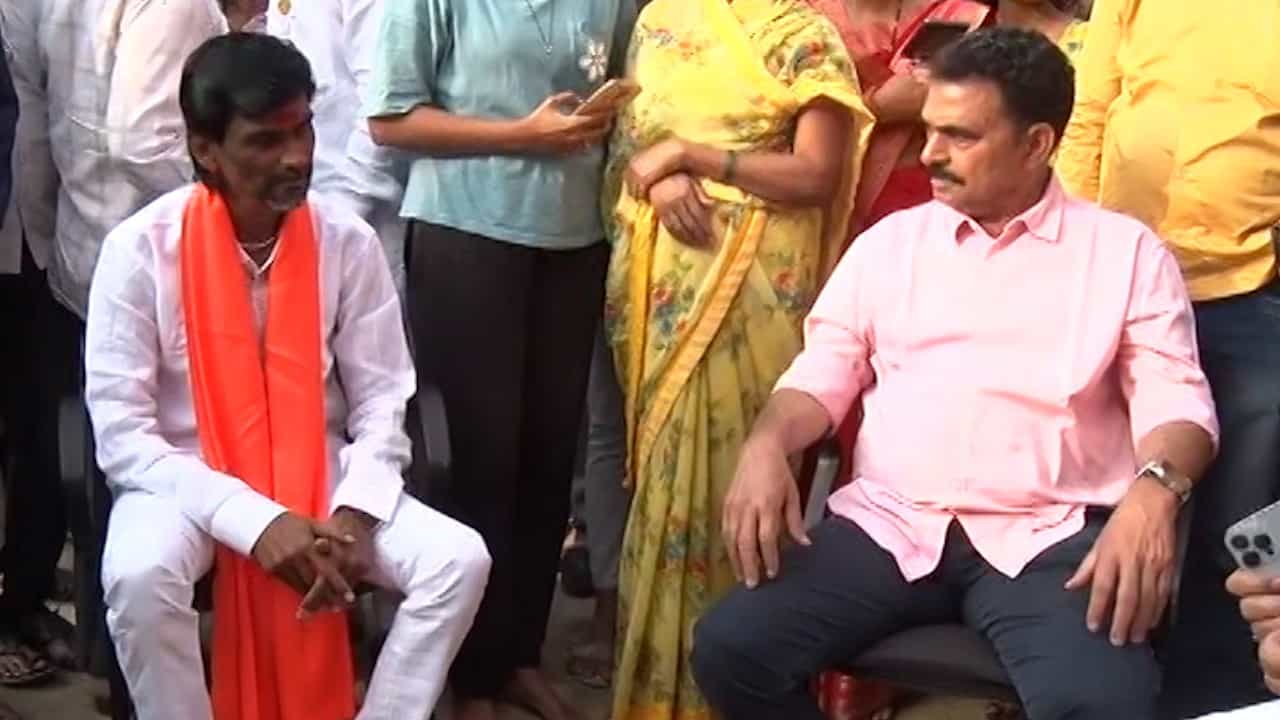 सयाजी शिंदे थेट अंतरवाली सराटीत अन् घेतली मनोज जरांगे पाटील यांची भेट, काय झाली दोघांत चर्चा? सयाजी शिंदे थेट अंतरवाली सराटीत अन् घेतली मनोज जरांगे पाटील यांची भेट, काय झाली दोघांत चर्चा?