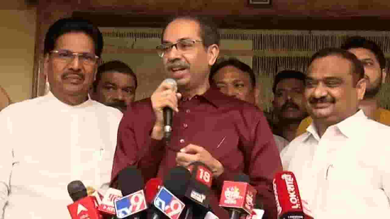 खोके देणाऱ्या अन् घेणाऱ्यांना स्वप्नात उद्धव ठाकरे दिसतो, शिंदे गटावर काय डागलं टीकास्त्र? खोके देणाऱ्या अन् घेणाऱ्यांना स्वप्नात उद्धव ठाकरे दिसतो, शिंदे गटावर काय डागलं टीकास्त्र?