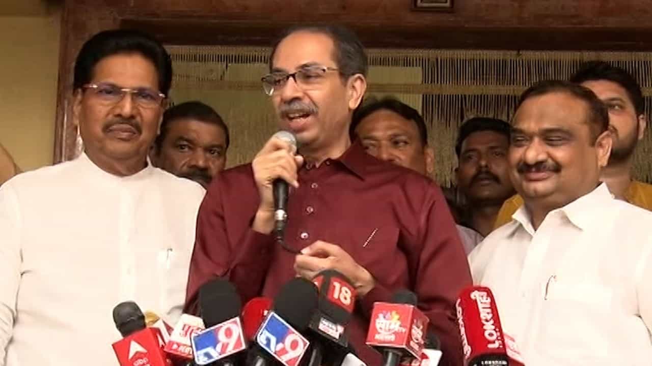 खोके देणाऱ्या अन् घेणाऱ्यांना स्वप्नात उद्धव ठाकरे दिसतो, शिंदे गटावर काय डागलं टीकास्त्र? खोके देणाऱ्या अन् घेणाऱ्यांना स्वप्नात उद्धव ठाकरे दिसतो, शिंदे गटावर काय डागलं टीकास्त्र?