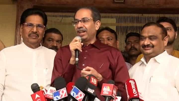 खोके देणाऱ्या अन् घेणाऱ्यांना स्वप्नात उद्धव ठाकरे दिसतो, शिंदे गटावर काय डागलं टीकास्त्र? खोके देणाऱ्या अन् घेणाऱ्यांना स्वप्नात उद्धव ठाकरे दिसतो, शिंदे गटावर काय डागलं टीकास्त्र?