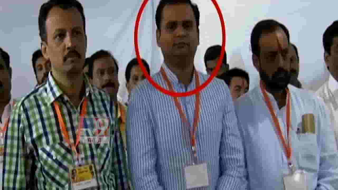 'लाव रे तो VIDEO', ठाकरे गटाने थेट स्क्रिनवर दाखवली 2013 ची प्रतिनिधी सभा, राहुल नार्वेकरही हजर