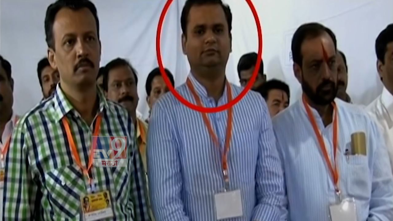 सर्वात मोठा ट्विस्ट; 2013च्या शिवसेना प्रतिनिधी सभेला नार्वेकरही उपस्थित सर्वात मोठा ट्विस्ट; 2013च्या शिवसेना प्रतिनिधी सभेला नार्वेकरही उपस्थित