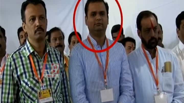 'लाव रे तो VIDEO', ठाकरे गटाने थेट स्क्रिनवर दाखवली 2013 ची प्रतिनिधी सभा, राहुल नार्वेकरही हजर 'लाव रे तो VIDEO', ठाकरे गटाने थेट स्क्रिनवर दाखवली 2013 ची प्रतिनिधी सभा, राहुल नार्वेकरही हजर