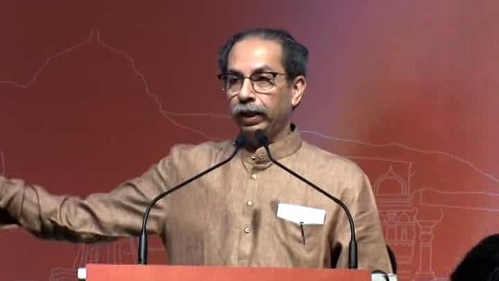Video | माझ्या वीर शिवसैनिकांमुळे तुम्हाला दिल्ली दिसली, ते आज गुन्हेगार ठरले काय ? उद्धव ठाकरे गरजले Video | माझ्या वीर शिवसैनिकांमुळे तुम्हाला दिल्ली दिसली, ते आज गुन्हेगार ठरले काय ? उद्धव ठाकरे गरजले