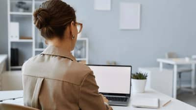 माझ्याकडून लाख रुपये घे पण नोकरी सोड.. आईकडून लेकीला अजब ऑफर, काय होतं कारण?