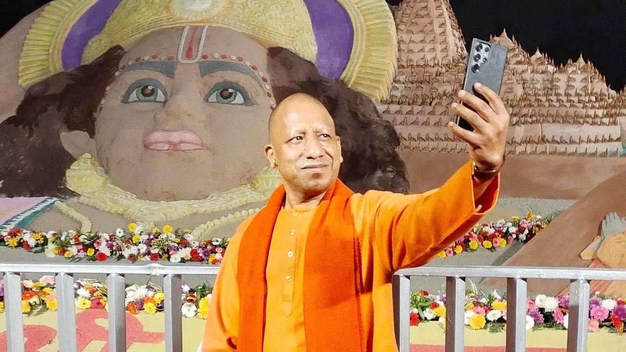 Yogi Adityanath | योगी आदित्यनाथ यांनी अयोध्येत अशी टिपली छबी! या महागड्या स्मार्टफोनमध्ये कैद केले आनंदाचे क्षण