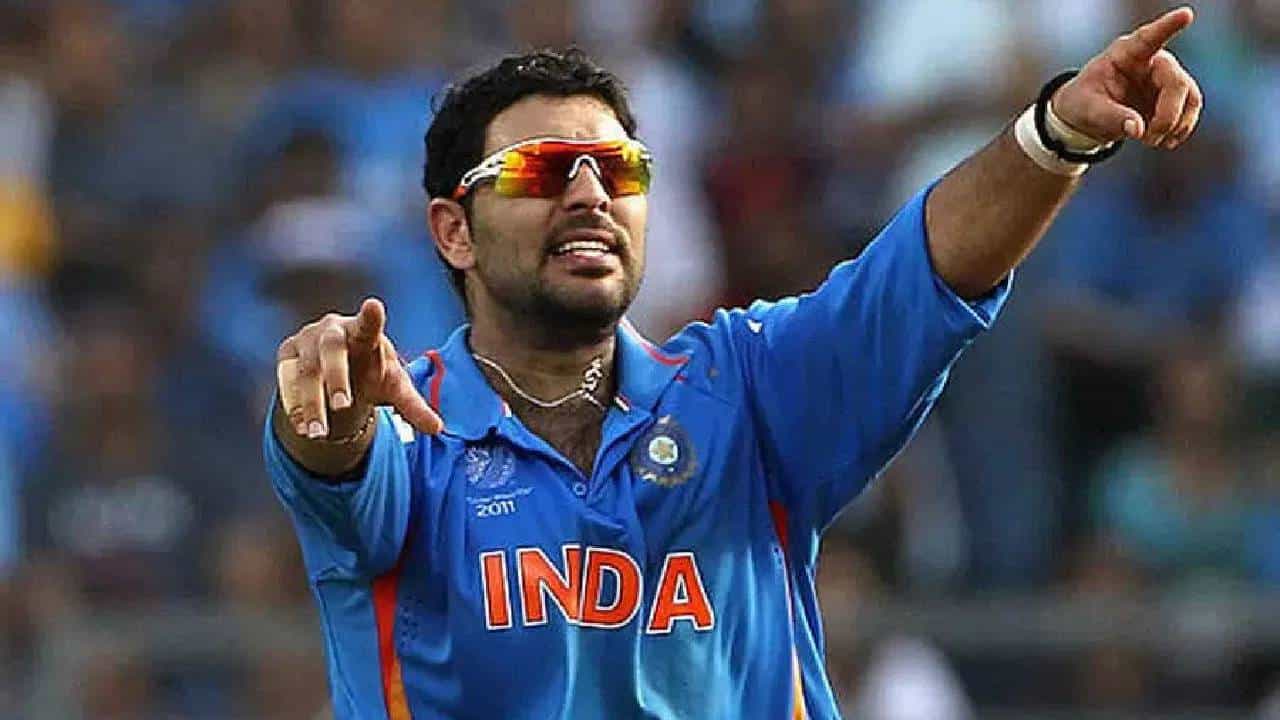 युवराज सिंगने टी20 वर्ल्डकप 2007 मध्ये मारलेले सलग 6 षटकार, वनडे वर्ल्डकप 2011 मधील खेळी कोणच विसरू शकत नही. वनडे वर्ल्डकपमध्ये त्याने पाचव्या क्रमांकावर खेळत 362 धावा केल्या होत्या आणि संघाला वारंवार संकटातून बाहेर काढलं होतं. युवराज सिंग हा खऱ्या अर्थाने टीम इंडियाचा संकटमोचक होता.