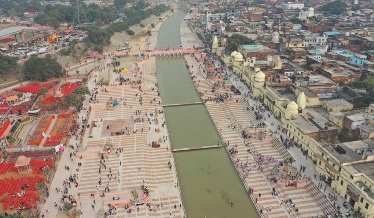 Ayodhya : अयोध्येतील राम मंदिरासह तुम्ही या धार्मिक स्थळांनाही देऊ शकता भेट