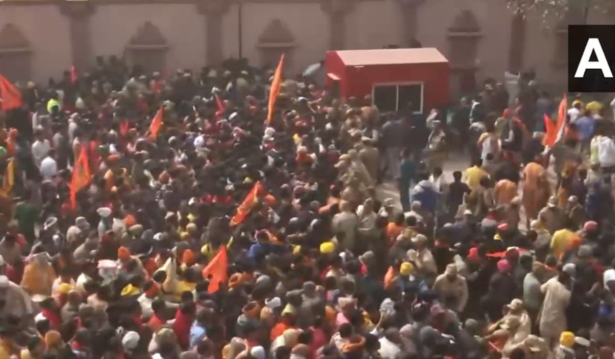 अयोध्येत पहिल्याच दिवशी इतक्या लाख लोकांनी घेतले रामलल्लाचे दर्शन, भाविकांची उसळली गर्दी अयोध्येत पहिल्याच दिवशी इतक्या लाख लोकांनी घेतले रामलल्लाचे दर्शन, भाविकांची उसळली गर्दी