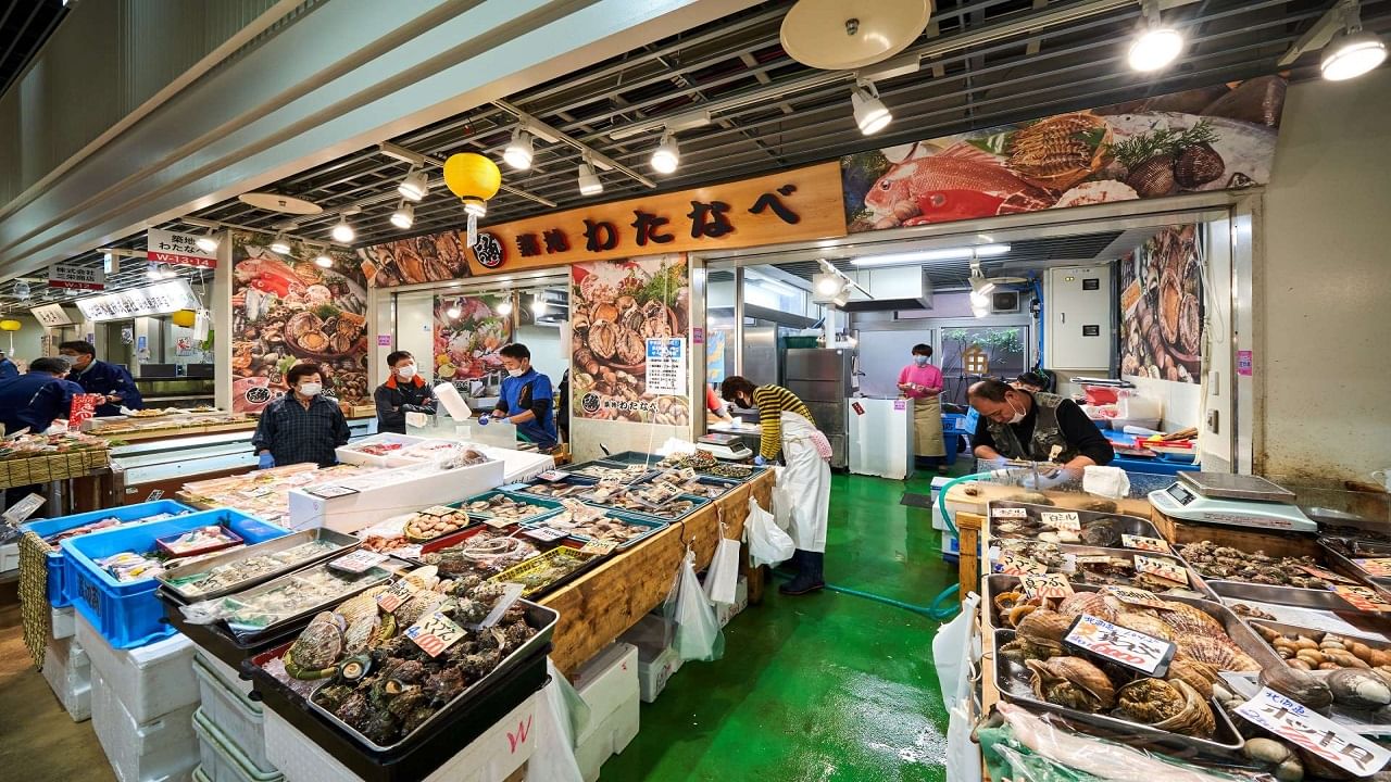 सुकिजी याठिकाणी असलेल्या 'फिश मार्केट'मध्ये फळे, भाज्या देखील मिळतात. पण सुकिजी याठिकाणी असलेला बाजार समुद्रातील जीव आणि माशांसाठी प्रसिद्ध आहे. 