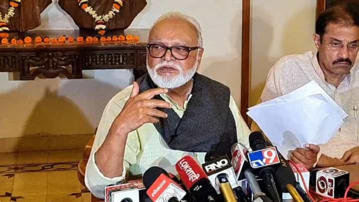 मराठ्यांना का ? सर्वांनाच मोफत शिक्षण द्या, छगन भुजबळ यांची मागणी मराठ्यांना का ? सर्वांनाच मोफत शिक्षण द्या, छगन भुजबळ यांची मागणी
