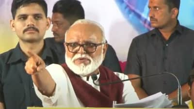 फुलं उधळण्यासाठी 200 जेसीबी, पण ते गरीब आहेत, छगन भुजबळांचा मनोज जरांगेंवर निशाणा