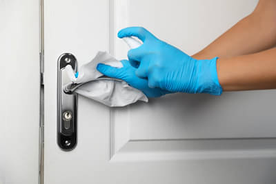 एक रुपयात चिक्कीपण येत नाही, अख्खा दरवाजा स्वच्छ करा; काय आहे आयडिया?