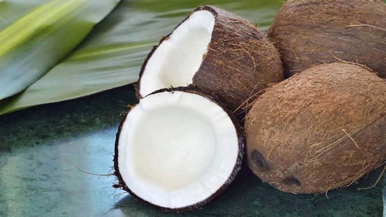 coconut Benefits : हिवाळ्यात कच्चे खोबरे खाण्याचे अप्रतिम फायदे