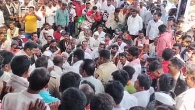 शेतकऱ्यांवर कांदा पुन्हा रस्त्यावर फेकण्याची वेळ, दरात प्रचंड घसरणीमुळे शेतकरी संतप्त