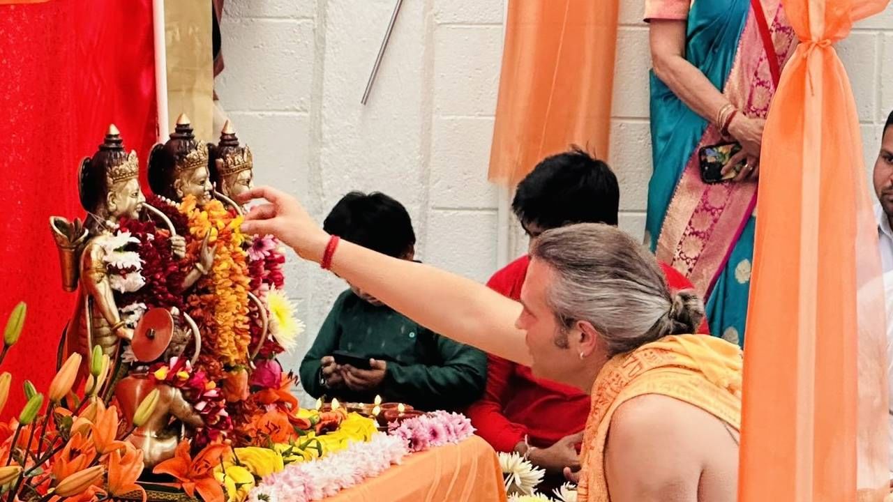 राम मंदिरात स्थापनेसाठी भारतातून या मुर्ती आणण्यात आल्या आहेत. अमेरिकन पूजाऱ्याने पूजा केली. 