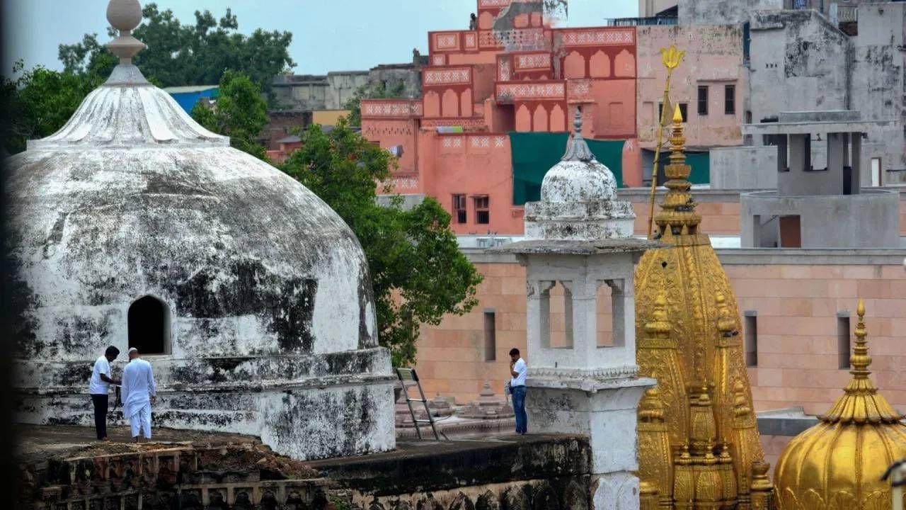 दुसरीकडे, भारतीय पुरातत्व सर्वेक्षण विभागाने ज्ञानवापी प्रकरणात आपला अहवाल हिंदू आणि मुस्लिम पक्षांकडे सोपवण्यात आला. हिंदू पक्षाचे वकील विष्णू शंकर जैन यांनी सांगितलं की, वादग्रस्त ठिकाणी देवी-देवतांच्या खंडित मूर्ती, हिंदू धर्माशी संबंधित अनेक चिन्हे, कमळाची फुले, घंटा इत्यादी वस्तू सापडल्या आहेत.