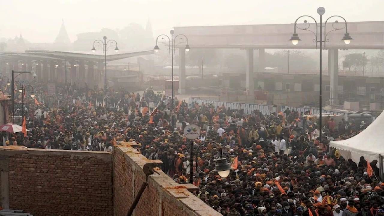 Ayodhya Ram Mandir | पहिल्याच दिवशी इतक्या लाख भाविकांनी घेतलं रामललाच दर्शन, प्रचंड गर्दी, वाहन रोखली