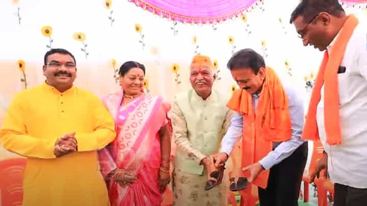 Ayodhya Ram Mandir : रामलल्लाचं अयोध्येतील मंदिराचं स्वप्न साकार, अन् ३२ वर्षांनी पायात घातली चप्पल Ayodhya Ram Mandir : रामलल्लाचं अयोध्येतील मंदिराचं स्वप्न साकार, अन् ३२ वर्षांनी पायात घातली चप्पल