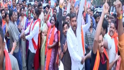 Maratha Reservation : चेहऱ्यावर हास्य, रस्त्यावर फुगडी आणि घोषणाबाजी.. मराठा बांधवाचा आनंदोत्सव