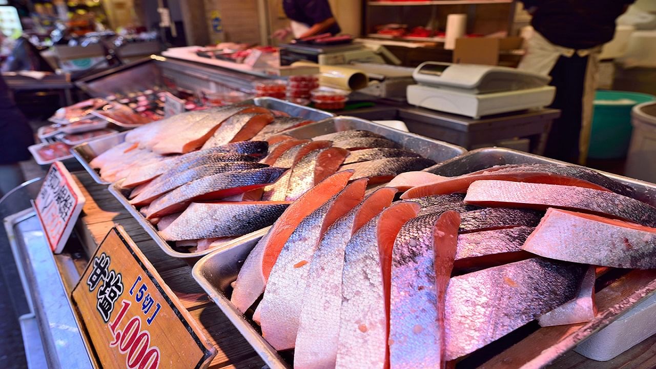 आज देखील जापानची राजधानी टोक्यो येथील सुकिजी याठिकाणी असलेलं फिश मार्केट चर्चेत असते. मार्केटमध्ये अनेक प्रकारचे मासे मिळतात. मार्केटचे फोटो सोशल मीडियावर व्हायरल देखील होत असतात. 