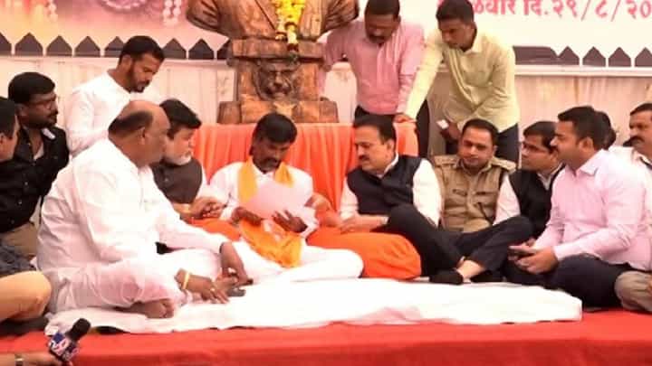 आले होते जरांगेंना समजवायला, स्वत:च मोर्चात सामील होणार; सरकारमधील नेत्यानंच घेतला मोठा निर्णय आले होते जरांगेंना समजवायला, स्वत:च मोर्चात सामील होणार; सरकारमधील नेत्यानंच घेतला मोठा निर्णय