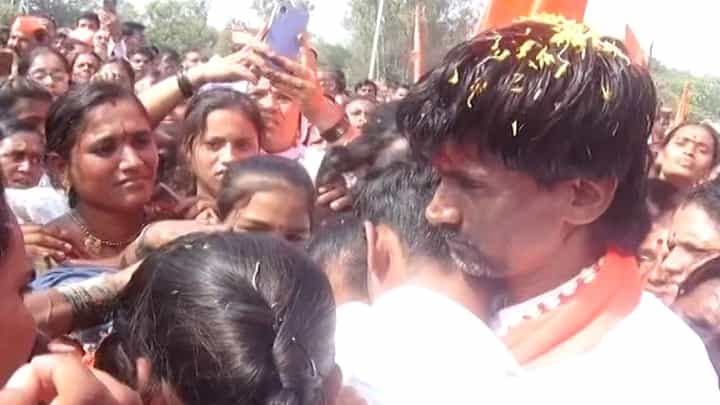 पप्पा तुम्ही फक्त... पोटच्या गोळ्यांची आर्त हाक, पोरांना पोटाशी कवटाळताच मनोज जरांगे यांना गलबलून आलं पप्पा तुम्ही फक्त... पोटच्या गोळ्यांची आर्त हाक, पोरांना पोटाशी कवटाळताच मनोज जरांगे यांना गलबलून आलं