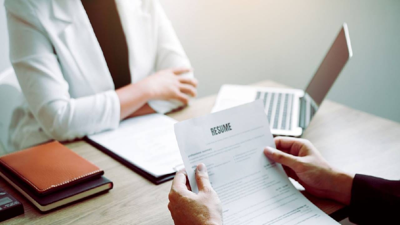 या भरती प्रक्रियेसाठी आपल्याला आॅनलाईन पद्धतीने अर्ज करावा लागेल. allahabadhighcourt.in साईटवर जा आणि या भरती प्रक्रियेसाठी अर्ज करा.