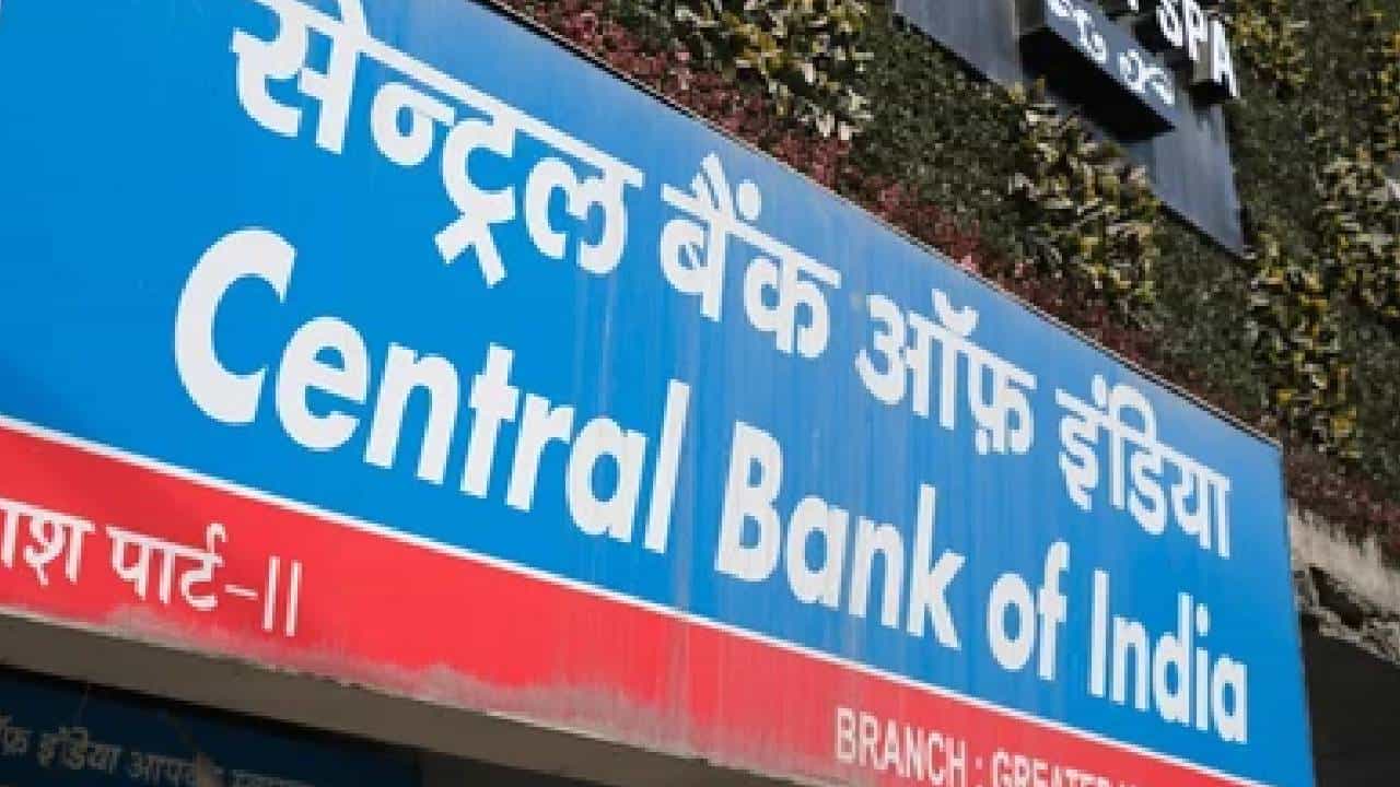 सेंट्रल बँक ऑफ इंडियाकडून बंपर भरती प्रक्रिया राबवली जातंय. विविध पदांसाठी ही भरती सुरू आहे. खरोखरच दहावी पास असणाऱ्यांसाठी मोठी संधी म्हणावी लागणार आहे.