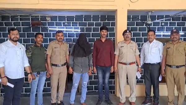 Kalyan : आवडली म्हणून महिलेचा पाठलाग, कल्याण रेल्वे स्थानकात असं काही घडलं की...