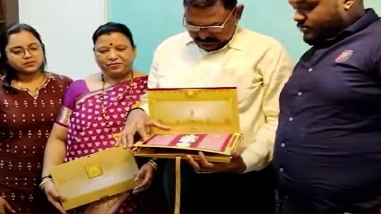 Ayodhya Ram Mandir : नशीबच भारी... महाराष्ट्रातील 'या' दाम्पत्याला रामलल्लाच्या पूजेचा मान, मोदींसोबत बसणार पूजेला Ayodhya Ram Mandir : नशीबच भारी... महाराष्ट्रातील 'या' दाम्पत्याला रामलल्लाच्या पूजेचा मान, मोदींसोबत बसणार पूजेला