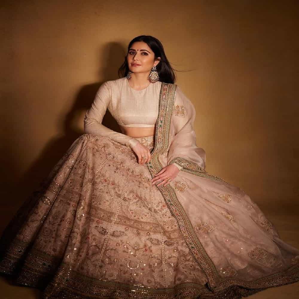 अभिनेत्री कतरिना कैफ बॉलिवूडमधील अनेक कार्यक्रमांसाठी उपस्थित असते. नुकताच कतरिना अभिनेता आमिर खान याची लेक आयरा खान हिच्या रिसेप्शनसाठी उपस्थित होती. रिसेप्शनमध्ये कतरिना हिच्यावर सर्वांच्या नजरा यावून थांबल्या...