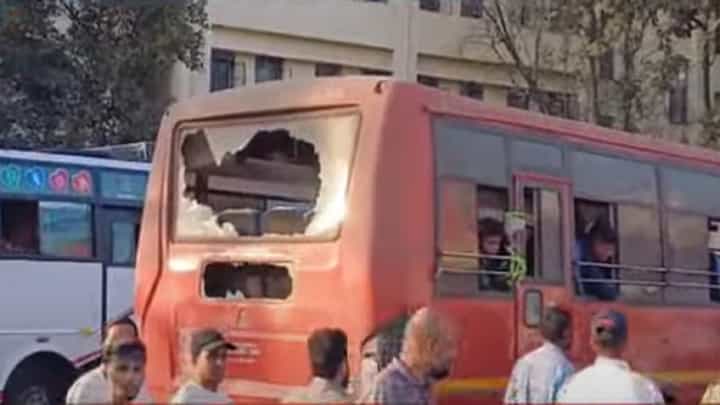 कोल्हापुरात शाळेच्या बसवर दगडफेक, दसरा चौकात अज्ञातांकडून हल्ला कोल्हापुरात शाळेच्या बसवर दगडफेक, दसरा चौकात अज्ञातांकडून हल्ला