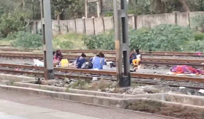 रेल्वे रुळावर मांडली होती चूल, व्हिडिओ व्हायरल झाल्यानंतर खडबडून जागी झाली रेल्वे यंत्रणा