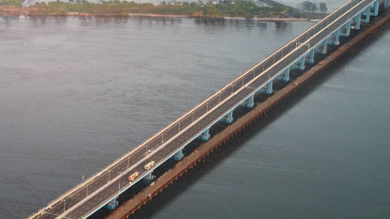 मुंबई ट्रान्स हार्बर सी लिंक हा एकूण 21.8 किलोमीटर लांबीचा पूल आहे. या ब्रिजचा 16.50 किमीचा मार्ग समुद्रात आणि 5.5 किमीचा मार्ग जमिनीवर आहे. अटल सेतू हा 6 पदरी सागरी ब्रिज आहे. 