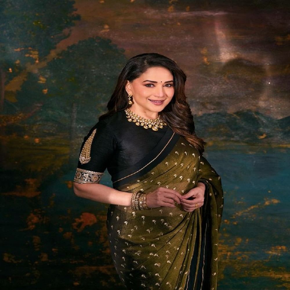 अभिनेत्री माधुरी दीक्षित (Madhuri Dixit) कामय तिच्या सौंदर्यामुळे आणि सिनेमांमुळे चर्चेत असते. आता अभिनेत्री बॉलिवूडमध्ये सक्रिय नसली तरी, कोणत्या न कोणत्या कारणामुळे चर्चेत असते. आता देखील अभिनेत्री काही फोटो सोशल मीडियावर तुफान व्हायरल होत आहे.