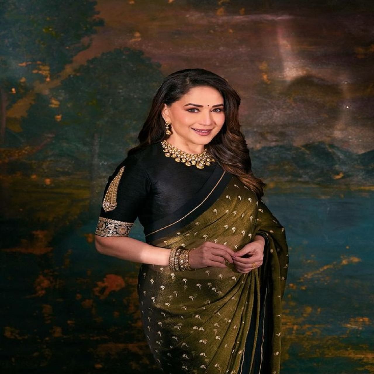 अभिनेत्री माधुरी दीक्षित (Madhuri Dixit) कामय तिच्या सौंदर्यामुळे आणि सिनेमांमुळे चर्चेत असते. आता अभिनेत्री बॉलिवूडमध्ये सक्रिय नसली तरी, कोणत्या न कोणत्या कारणामुळे चर्चेत असते. आता देखील अभिनेत्री काही फोटो सोशल मीडियावर तुफान व्हायरल होत आहे.