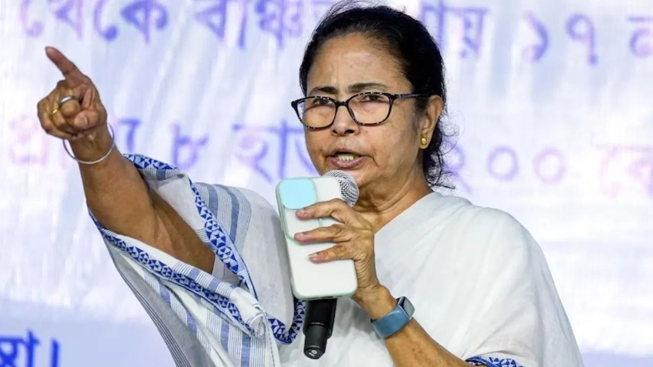 पश्चिम बंगालच्या मुख्यमंत्री ममता बॅनर्जी यांच्या गाडीचा अपघात पश्चिम बंगालच्या मुख्यमंत्री ममता बॅनर्जी यांच्या गाडीचा अपघात