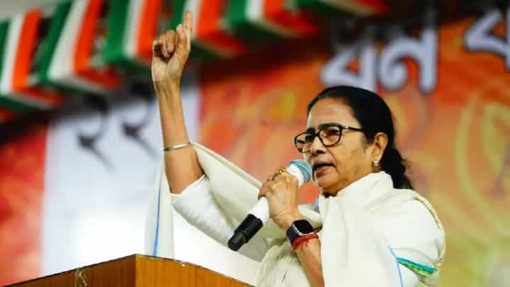 विरोधकांच्या आघाडीला मोठं भगदाड, ममता बॅनर्जी इंडिया आघाडीतून बाहेर अन्... विरोधकांच्या आघाडीला मोठं भगदाड, ममता बॅनर्जी इंडिया आघाडीतून बाहेर अन्...