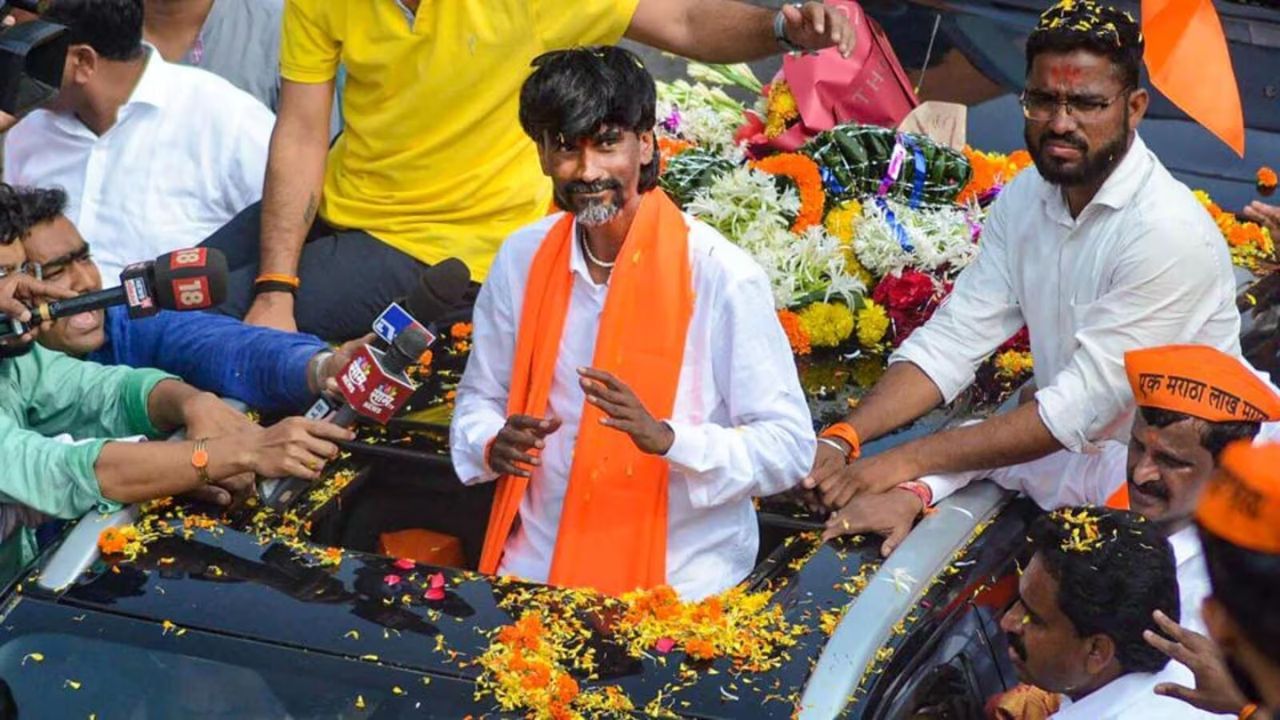 मोठी बातमी! सरकारने मनोज जरांगे यांच्या मागण्या मान्य केल्या? नवा जीआर घेऊन शिष्टमंडळ मराठा मोर्चाच्या दिशेला रवाना मोठी बातमी! सरकारने मनोज जरांगे यांच्या मागण्या मान्य केल्या? नवा जीआर घेऊन शिष्टमंडळ मराठा मोर्चाच्या दिशेला रवाना