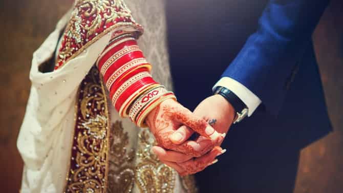 नवरदेवाने कट्ट्यार हातात घुसवली, पुण्यात अजब प्रकार